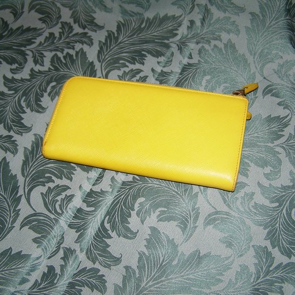 💛 SALVATORE FERRAGAMO Yellow Zip Wallet in Saffiano Leather - Picture 7 of 17